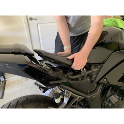 Замена сиденья Kawasaki Ninja 300